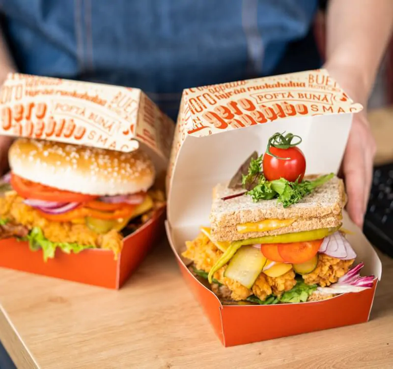 opakowania do burgerów z czerwonymi napisami