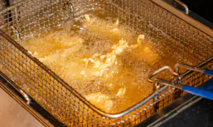 Pezzi di pollo perfettamente dorati cioé i nuggets degni di una medaglia