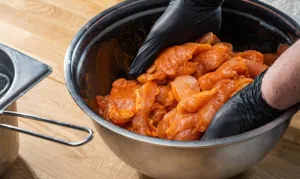 Come mantenere succosi i pezzi di pollo?