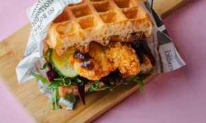 waffle con il pollo Preparato per i waffle salati