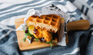 waffle con il pollo impanato Waffle salati: infinite possibilità