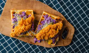 waffle salati Un'idea per i waffle salati? Servi i waffle con il pollo