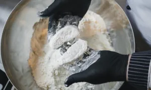 burger con il filetto di pesce Preparazione del pesce per il fishburger