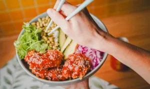 il pollo all’asiatica croccante Bowl asiatico con il pollo, in stile Korean Fried Chicken