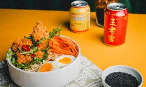ramen con pollo croccante e brodo aromatico Cucina asiatica croccante
