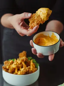 il pollo fritto con l’impanatura Il pollo fritto con la panatura in stile KFC nel tuo locale