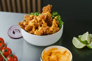 il pollo fritto – il piatto di pollo Il pollo fritto con la panatura pronta